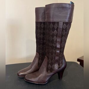 BORN WOMENS TALL HEELED LEATHER DIAMOND PATTERN BOOTS / SIZE: 9